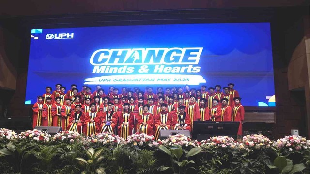 Acara wisuda bertajuk "Change Minds and Hearts" yang diadakan pada 25-26 Mei 2023 di UPH Kampus Lippo Village, Tangerang, Banten.
