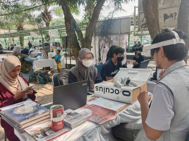Pengunjung mencoba haji virtual menggunakan teknologi metaverse