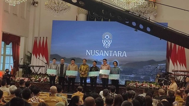 Jokowi bersama pemenang sayembara logo IKN. Foto: Wisnu Prasetiyo/kumparan