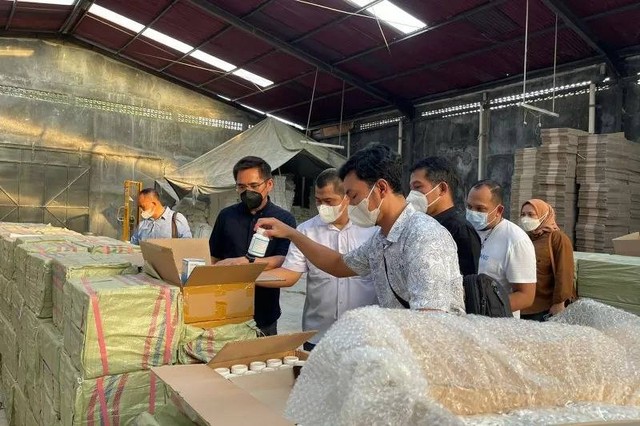 Tim Direktorat Tindak Pidana Bareskrim Polri mengecek pabrik pembuatan obat ilegal di wilayah DIY pada tahun 2021. Foto: Dok. Ditpid Narkoba Bareskrim Polri