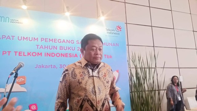 Direktur Utama PT Telkom Indonesia (Persero) Tbk (TLKM) Ririek Adriansyah dalam konferensi pers Rapat Umum Pemegang Saham Tahunan (RUPST) di Hotel Fairmont, Selasa (30/5/2023). Foto: Ghinaa Rahmatika/kumparan