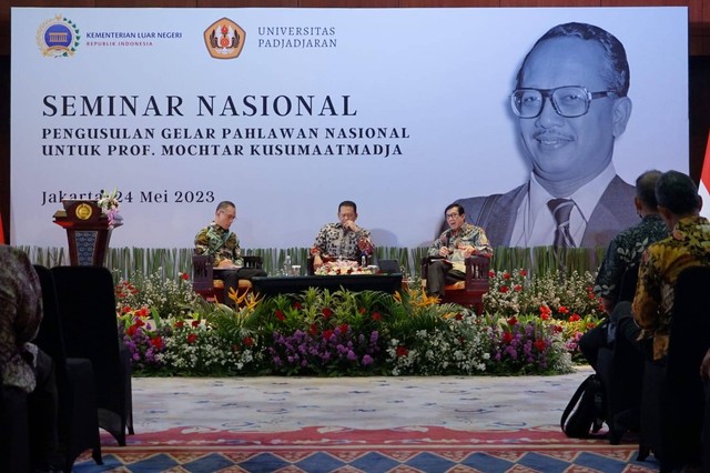 Menkum HAM  Yasonna Laoly diundang menjadi salah seorang Panelis bersama Ketua MPR RI, Dr. Bambang Soesatyo, SE., MBA, pada Seminar Nasional Pengusulan Gelar Pahlawan Nasional untuk Prof. Dr, Mochtar Kusumaatdja (Mantan Menteri Kehakiman 1973-1978, Menteri Luar Negeri 1978-1983, dan 1983-1988). (Foto: Havijay/Kemenkumham)