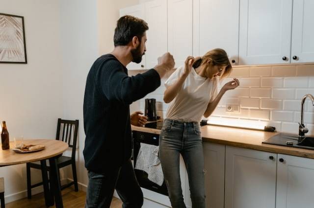 Ilustrasi pacaran toxic adalah, sumber foto: MART PRODUCTION by pexels.com