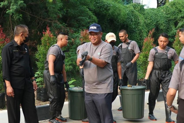 PNM membersihkan sekaligus melakukan penghijauan pada bantaran kali di Kecamatan Setiabudi, Jakarta Selatan. Foto: dok. PNM