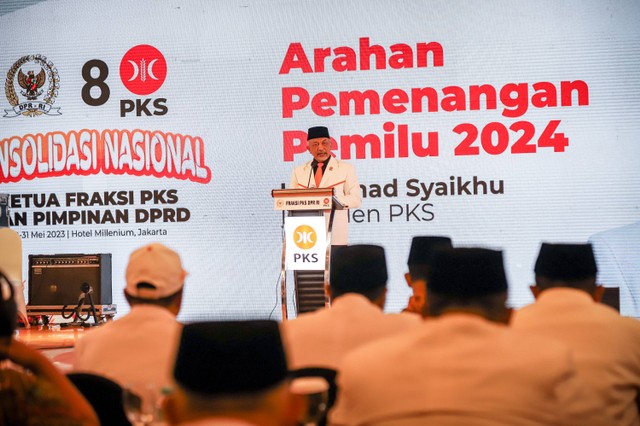 Presiden PKS Ahmad Syaikhu menyampaikan arahan pemenangan Pemilu 2024 pada acara Konsolidasi Nasional Fraksi PKS di Hotel Millenium, Jakarta, Selasa (30/5/2023). Foto: Jamal Ramadhan/kumparan