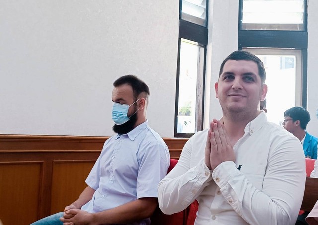 WN Suriah Mohammad Nizar Zghaib (kanan) dan WN Ukraina Krynin Rodion saat menjalani sidang dakwaan di Pengadilan Negeri Denpasar, Selasa (30/5). Foto: Denita BR Matondang/kumparan