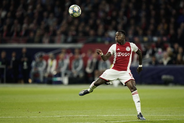 Quincy Promes saat membela Ajax Amsterdam. Foto: KENZO TRIBOUILLARD / AFP