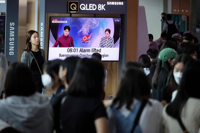 Siswa sekolah menengah berkumpul di stasiun kereta api untuk perjalanan sekolah saat TV menyiarkan laporan berita tentang Korea Utara yang menembakkan satelit luar angkasa ke arah selatan, di Seoul, Korea Selatan, 31 Mei 2023.  Foto: REUTERS/Kim Hong-Ji