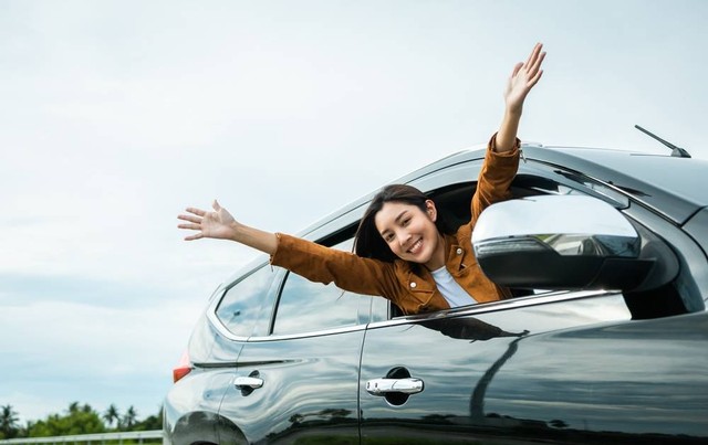Ilustrasi perempuan mendapatkan mobil baru. Foto: Shutterstock