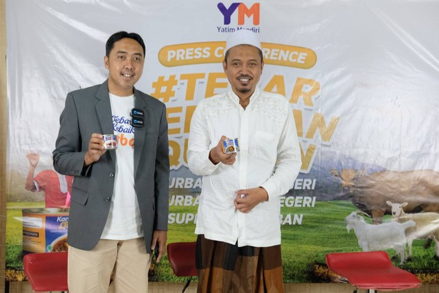 Dirut Yatim Mandiri, Andriyas Eko, bersama Kyai Khozin Ma'ruf (Ketua Dewan Fatwa MUI Jatim) pegang produk Super Gizi Qurban.