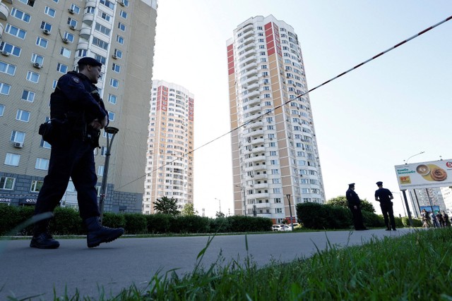 Polisi berjaga usai serangan drone di apartemen di Moskow, Rusia, Selasa (30/5/2023).  Foto: Maxim Shemetov/REUTERS