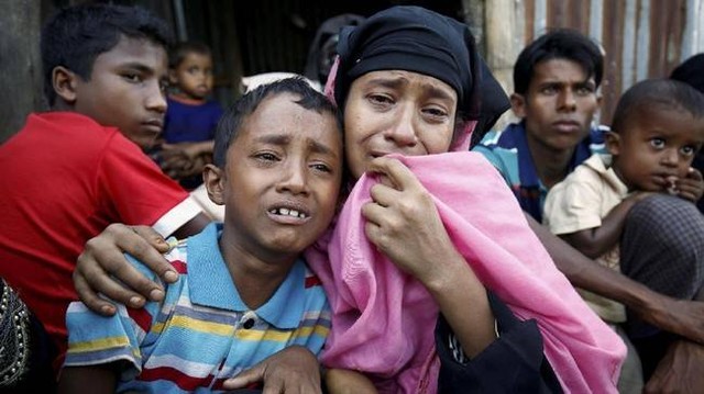 Pengungsi Rohingya yang Ditangkap Tentara Bangladesh di Perbatasan Bangladesh. Foto: Mohammad Ponir Hossain/Reuters