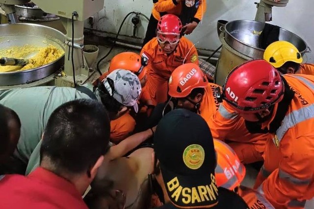 Petugas mengevakuasi pekerja yang terjepit mesin giling bakpia, di wilayah Ambarketawang, Gamping Kabupaten Sleman, Rabu (31/5/2023). Foto: Dok. Basarnas Yogyakarta