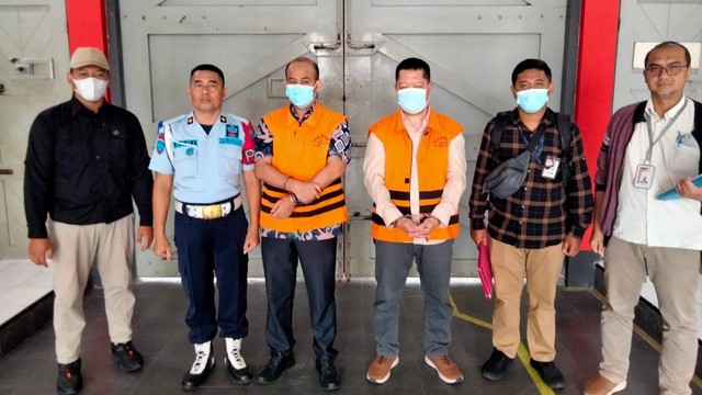 KPK mengeksekusi Bupati Pemalang Mukti Agung Wibowo (ketiga dari kiri) ke Lapas Semarang. Foto: Dok. KPK