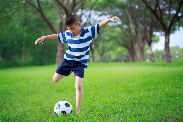 Ilustrasi anak bermain bola. Foto: pixfly/Shutterstock