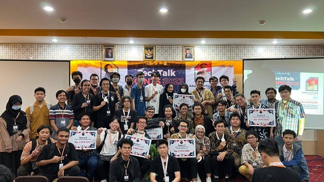 Tim Kontingen UI (Fasilkom) berfoto ria usai menyapu bersih juara di gelaran kompetisi IT Joints 2023