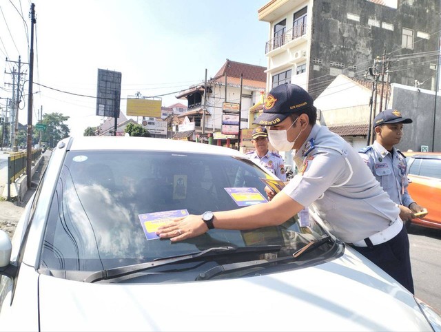 Petugas Dinas Perhubungan saat menindak pelanggar. Foto: Maria Wulan/Tugu Jogja
