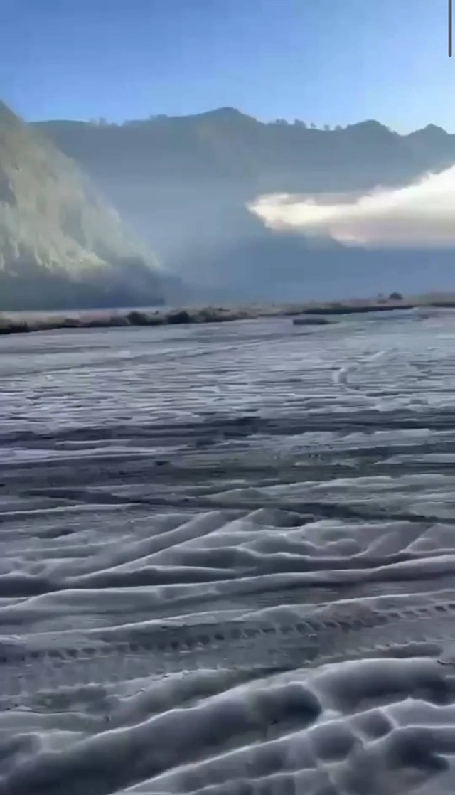 Fenomena frost atau embun upas menyelimuti kawasan Taman Nasional Bromo Tengger Semeru (TNBTS) dalam beberapa waktu terakhir dok.  Foto: Humas TNBTS