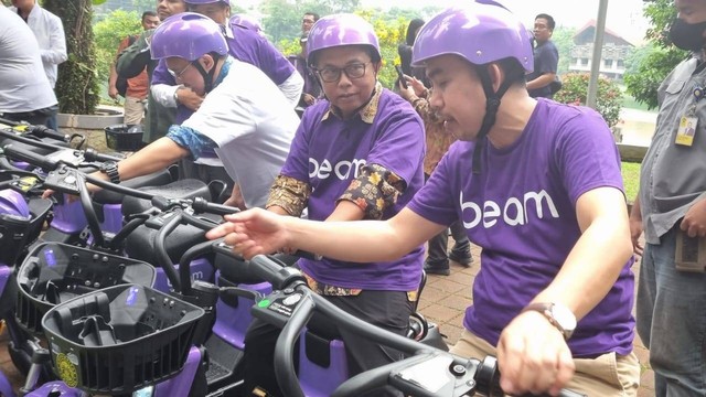 Perusahaan penyedia kendaraan listrik PT Beam Mobility Indonesia meresmikan pengoperasian 450 unit sepeda listrik Beam Rover di Universitas Indonesia kampus Depok. Foto: Beam Mobility Indonesia