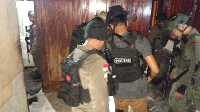 Polisi menggerebek rumah yang diduga menjadi tempat persembunyian KKB di Yahukimo. Foto: Polda Papua 