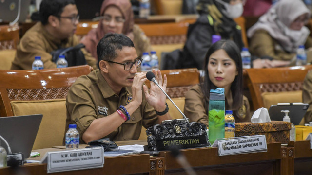 Menteri Pariwisata dan Ekonomi Kreatif (Menparekraf) Sandiaga Salahuddin Uno (kiri) bersama Wakil Menteri Pariwisata dan Ekonomi Kreatif Angela Tanoesoedibjo (kedua kiri) mengikuti rapat kerja bersama Komisi X DPR di Kompleks Parlemen, Senayan, Jakar Foto: ANTARA FOTO/Galih Pradipta