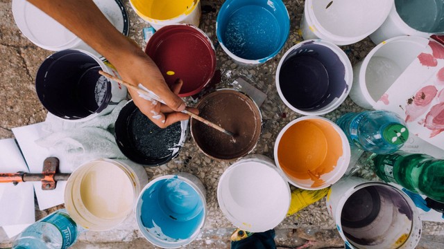 Ilustrasi cat akrilik dan tips menggunakannya. Sumber foto: Unsplash