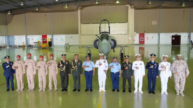 Panglima TNI Laksamana TNI Yudo Margono meninjau pesawat Dassault Mirage 2000-9 di fasilitas militer Pangkalan Udara Al Dhafra, Abu Dhabi, Rabu (24/5/2023).  Foto: Puspen TNI