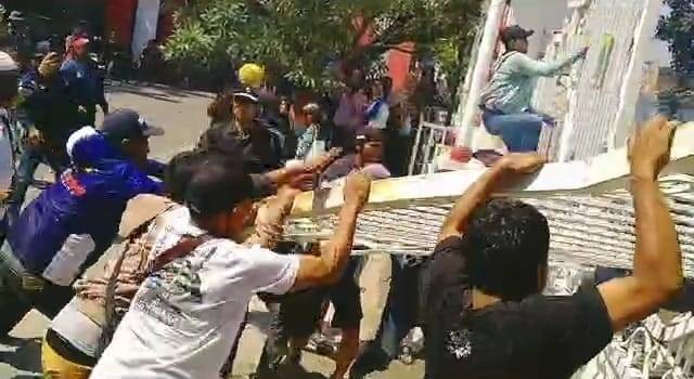 Aksi unjuk rasa warga penyintas gempa bumi di depan Pendopo Kabupaten Cianjur, Jawa Barat berakhir ricuh, Rabu (31/5/2023). Foto: Dok. Istimewa