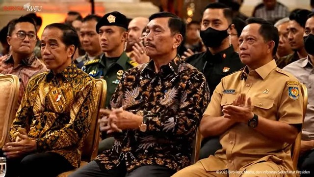 Presiden Jokowi (kiri) bersama Menteri Koordinator Bidang Kemaritiman dan Investasi (Menko Marves), Luhut B. Pandjaitan (tengah) saat peluncuran logo IKN Nusantara di Istana Negara, Rabu (30/5/2023). Foto: Youtube/Sekretariat Presiden