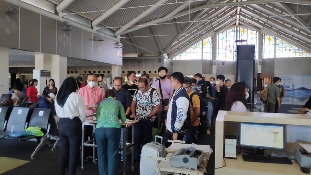 Para penumpang pesawat Garuda rute Manado-Jakarta tampak syok karena pesawat yang ditumpangi alami mati satu mesin saat sudah setengah jam berada di udara.
