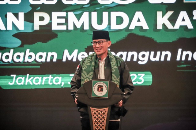 Menparekraf Sandiaga Uno memberikan sambutan pada Rapimnas Gerakan Pemuda Kabah (GPK) di Jakarta, Rabu (31/5/2023). Sebelum memberikan sambutan, para pengurus GPK tampak memberikan jaket GPK kepada Sandiaga Uno . Foto: Jamal Ramadhan/kumparan