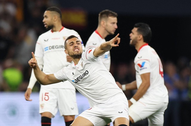 Selebrasi pemain Sevilla saat lawan AS Roma dalam laga final Liga Europa 2022/23 di Puskas Arena, Budapest, Hongaria, pada Kamis (1/6/2023) dini hari WIB. Foto: REUTERS/Marko Djurica