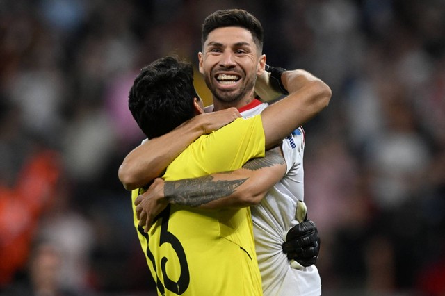 Pemain Sevilla Argentina Gonzalo Montiel berselebrasi dengan kiper Yassine Bounou setelah memenangkan pertandingan Liga Europa di Puskas Arena, Budapest, Hongaria, pada Kamis (1/6/2023) dini hari WIB. Foto: VLADIMIR SIMICEK/AFP