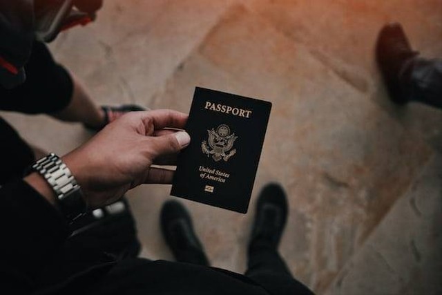 Ilustrasi apa itu paspor percepatan. Sumber: unsplash.com/Levi Ventura