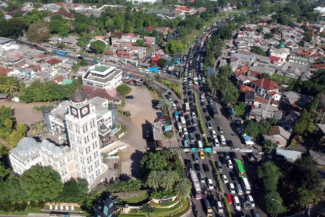 Foto udara jalur wisata Puncak, Simpang Gadog, Ciawi, Kabupaten Bogor, Jawa Barat, Kamis (1/6/2023). Foto: Yulius Satria Wijaya/ANTARA FOTO