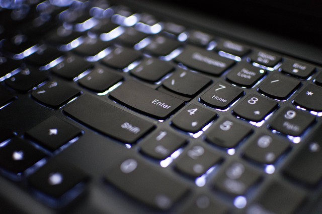 Cara Menyalakan Lampu Keyboard Laptop, Foto Unsplash/Austris Augusts