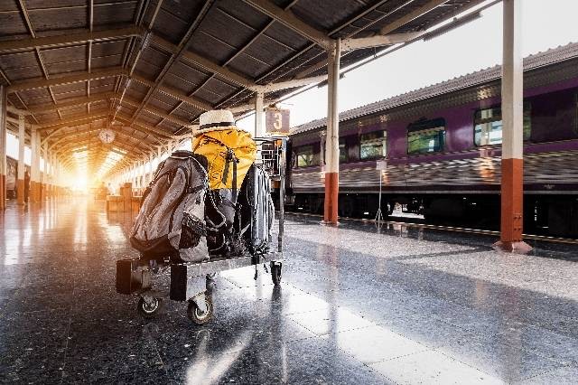 Ilustrasi Kereta Api Jarak Jauh yang Berhenti di Stasiun Jatinegara per Juni 2023. Sumber: Pexels/Veerasak Piyawatanakul
