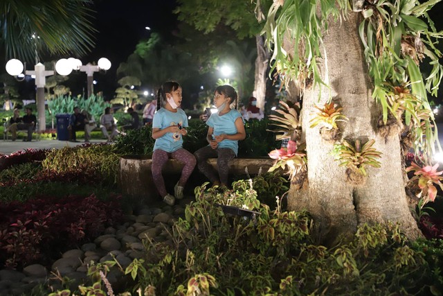 Dua anak kecil sedang bermain di Taman Surya Balai Kota Surabaya, Rabu (31/5) malam. Foto: Masruroh/Basra