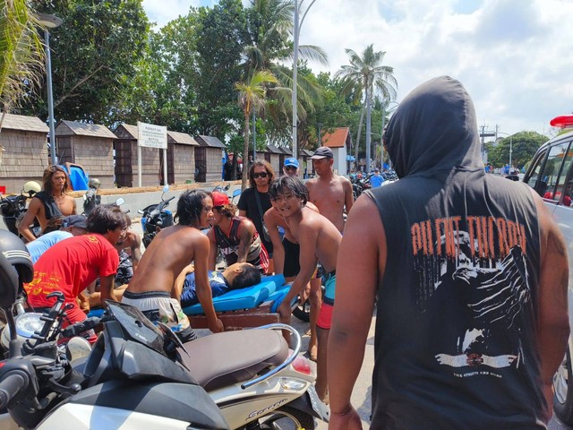 Korban saat mendapatkan pertolongan dari petugas Pantai Kuta, Bali - IST