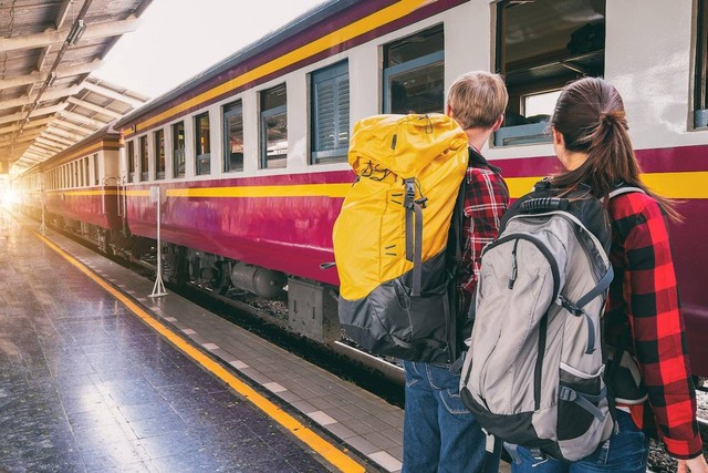 Ilustrasi Kereta Api Jarak Jauh yang Berhenti di Stasiun Ciamis Per Juni 2023. Sumber: Pexels/veerasak Piyawatanakul