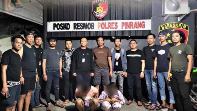 Jajaran Ditreskrimsus Polda Sulsel meringkus pasangan suami-istri di Kabupaten Pinrang, Sulsel, karena terlibat penipuan di media sosial.  Foto: Dok. Istimewa