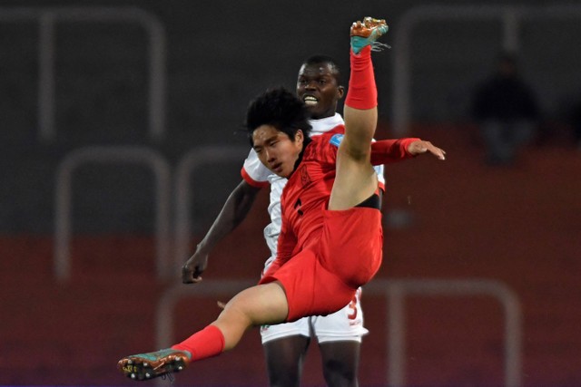 Gelandang Korea Selatan (Korsel), Kim Yong-hak, duel dengan dengan bek Gambia, Sainey Sanyang, selama laga Grup F Piala Dunia U-20 2023 di Stadion Malvinas Argentinas, 28 Mei 2023. Foto: Andres LARROVERE / AFP