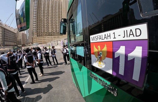 Petugas transportasi PPIH Arab Saudi berada di dekat bus Shalawat saat mengikuti apel di Terminal Jiyad, Makkah, Arab Saudi, Kamis (1/6/2023). Foto: Wahyu Putro A/ANTARA FOTO