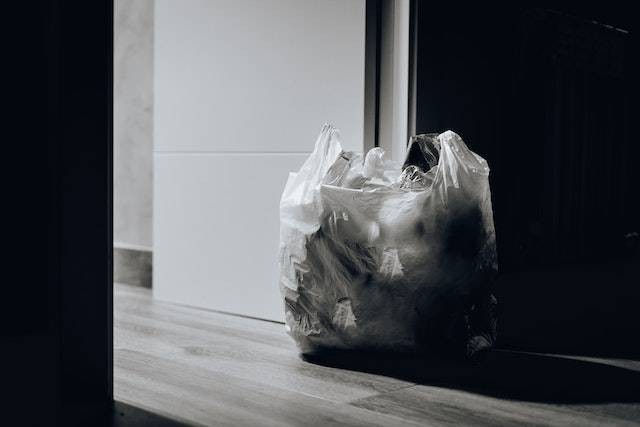 Ilustrasi caption tentang sampah plastik, sumber foto: Juan Pablo Serrano Arenas/Pexels.com