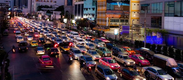 Pada jam-jam sibuk, kendaraan menumpuk di jalan-jalan protokol di Bangkok. Jarak tempuh bisa sangat dekat untuk waktu yang lama. Sumber: DW