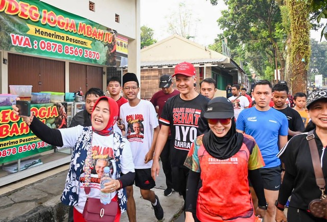 Bacapres 2024 dari PDIP Ganjar Pranowo dan istri, Siti Aqtiqoh(kanan), menyapa warga di kawasan Stadion Pakansari, Cibinong, Bogor, Jawa Barat (Jabar), Jumat (2/6/2023). Foto: Dok. Istimewa