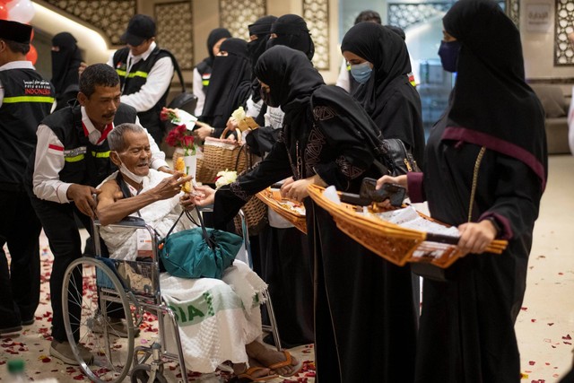 Petugas membantu jemaah calon haji kloter SOC 01 dengan menggunakan kursi roda setibanya di Hotel kawasan Makkah, Arab Saudi, Kamis (1/6/2023). Foto: Wahyu Putro A/ANTARA FOTO