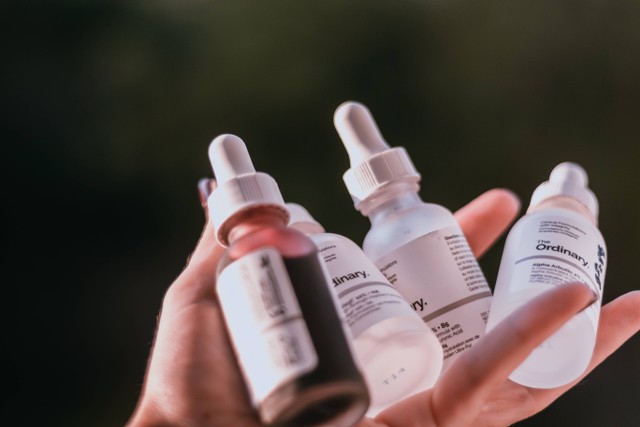 ilustrasi Cara Menggunakan Serum di Wajah dengan Benar. Unsplash/Claudia Manas.
