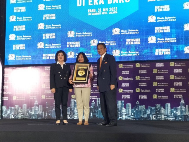  PT Industri Jamu dan Farmasi Sido Muncul Tbk meraih penghargaan dari Bank Indonesia Awards 2023 sebagai Perusahaan Emiten Sektor Farmasi Terbaik di JW Marriott Hotel Jakarta pada Rabu (31/5). Foto: kumparan