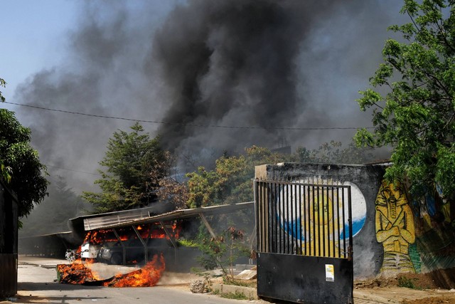 Mobil-mobil yang terbakar terlihat di fakultas Ekonomi dan Ilmu Manajemen Universitas Cheikh Anta Diop Dakar selama bentrokan, di Dakar Senegal, Kamis (1/6/2023). Foto: Zohra Bensemra/REUTERS